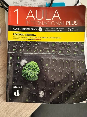 Aula Internacional Plus 1 A1 (Edición híbrida), Difusión, 2020. - Aula Internacional Plus 1.  Den är helt ny det är bara jag som har haft den och jag har skrivit litr i den men jag kommer sudda ut det.