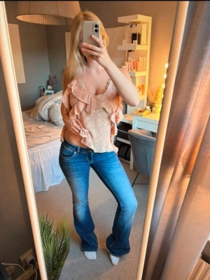 zara topp - säljer den här sjukt snygga och söta zara toppen som är helt oanvänd som inte säljs längre😊❤️ bilden är förresten lånad och är ej jag som har tagit den men toppen ser ut precis som på bilden❤️