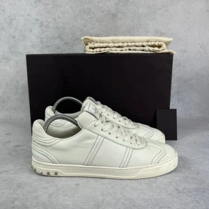 Valentino flycrew sneaker - Tja säljer nu ett par Valentino flycrew i storlek 42, skorna är mycket sparsamt använda och är kanske som ny skick, vid frågor är det bara att höra av sig