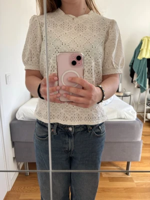 Spets t-shirt - Crémevit spetstopp/t-shirt! Köpt på vila.