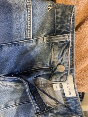 Blå jeanskjol från Calvin Klein - St 34 oandvänd 