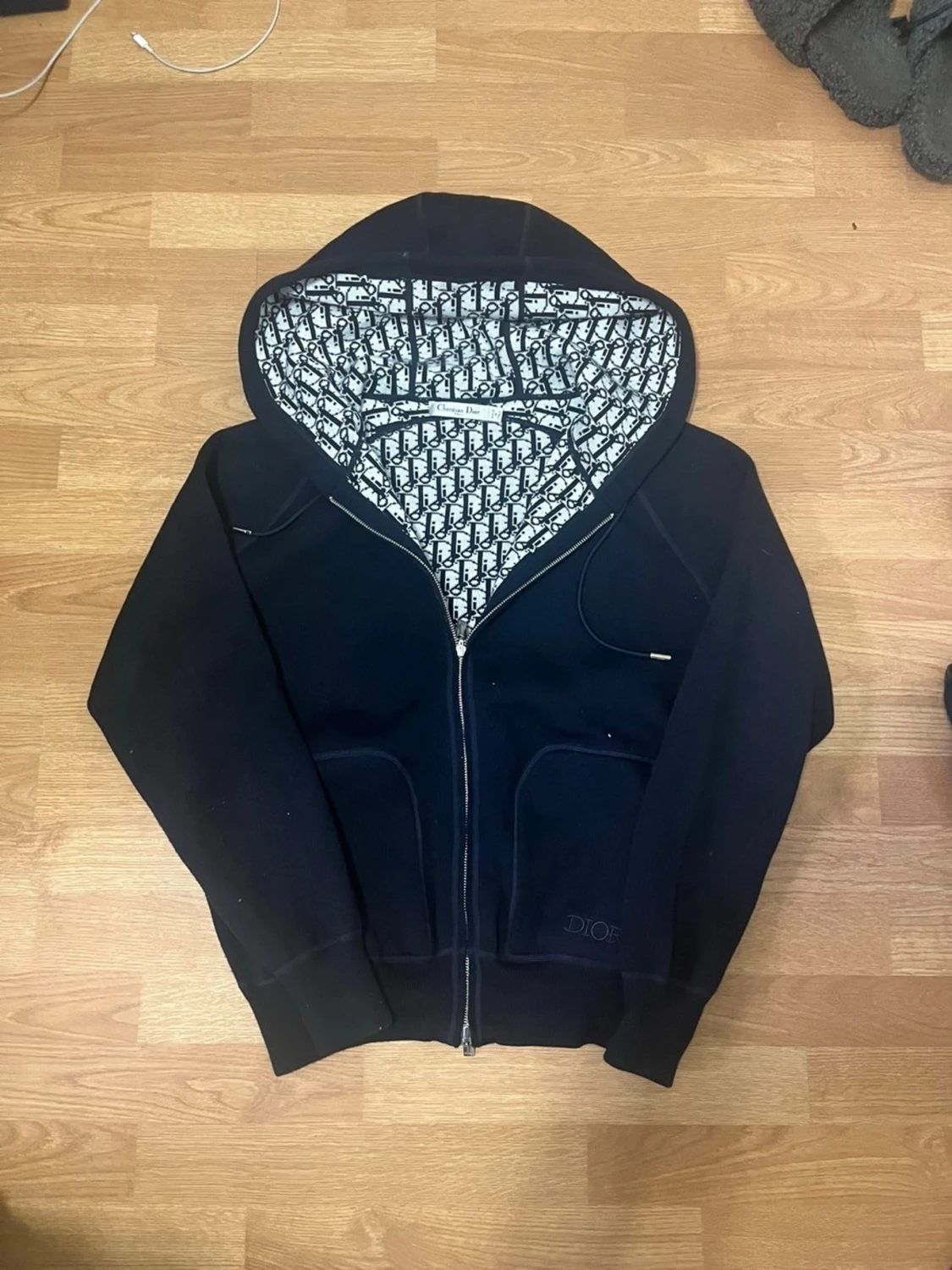 Svart  hoodie med monogramfoder