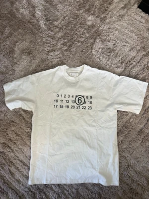Vit t-shirt Maison Margiela - Säljer en clean vit t-shirt från Maison Margiela. M Fits L