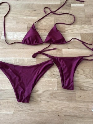 Vinröd bikini med knyt - Snygg vinröd bikini med trekants-bh och två olika modeller av bikinitrosa❤️funkar både xs och s