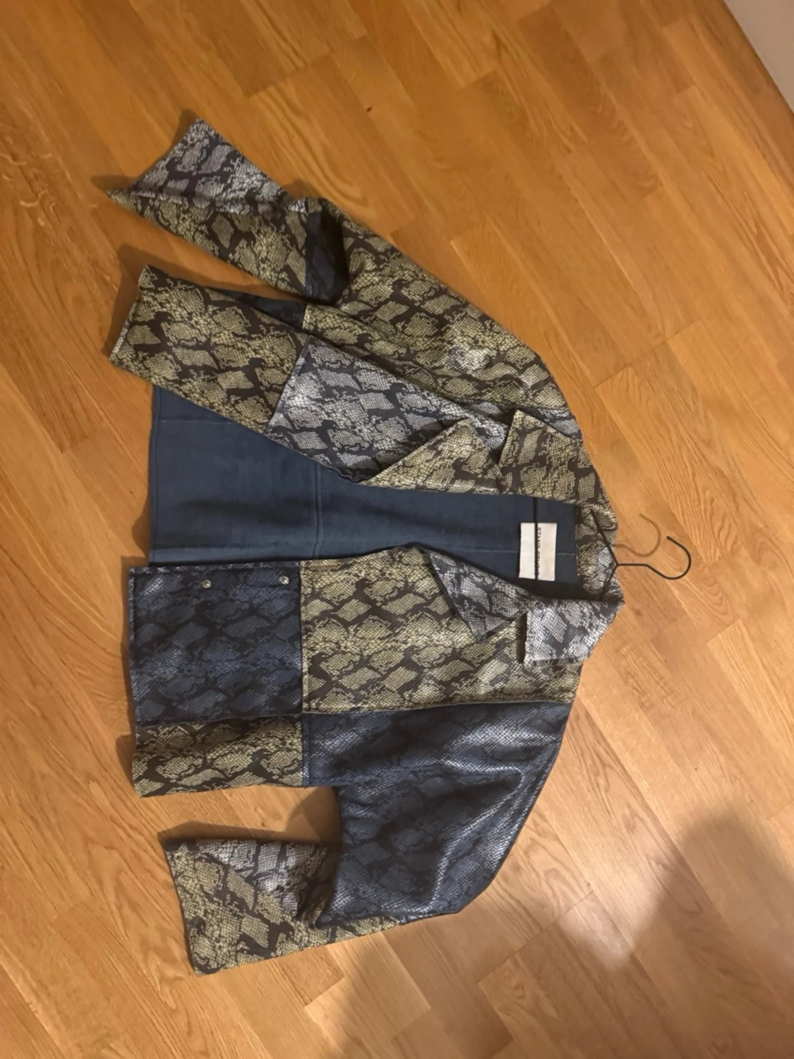 Blå och grön skinnjacka med ormmönster - 1