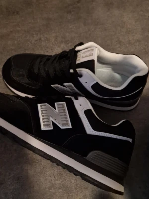  New Balance sneakers -  svarta sneakers från New Balance. Helt nya finns inga tecken på användning, fläckar eller hål. Priset går att diskutera via snabb affär. Storlek 46 men passar 45 