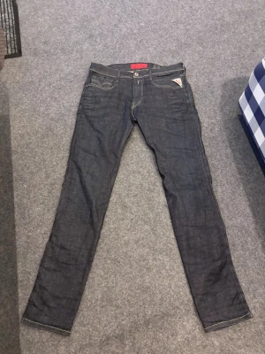 Mörkblå jeans från replay - Säljer ett par klassiska mörkblå jeans från Replay Jeans. Säljer då jag tycker de är för smala för mig och något långa, billigare vid snabbare affär 