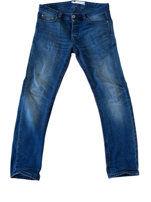 Archive jeans  - Säljer mina mörkblå jeans från dressman, finns inga direkta slitningar men de är urtvättade. Skriv för frågor