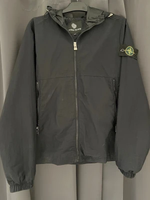 Stone Island jacka - En svart stone Island windbreaker i väldigt bra skick. Storlek M. Pris kan diskuteras!