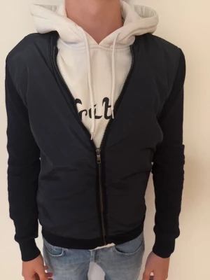 Zara cardigan - Säljer en fet cardigan från Zara i storlek S. Modellen är ca 175. Hör av er vid funderingar !