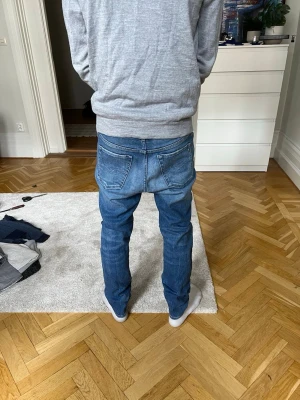Replay Jeans - Säljer ett par blå replay Jeans i storlek 28/32. Midjan är lite bredare så skulle säga att de är som 30/32. Utöver det är Jeansen i nyskick och har inga skavanker!🙌☀️