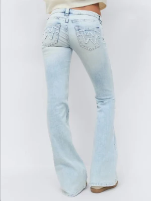 Ljusblå bootcut jeans från ginatricot - Säljer ett par ljusblå bootcut jeans från Ginatricot med klassiska broderade bakfickor och låg midja. 