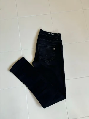 Otroliga dondup George jeans w31 - Superfina snygga eleganta och eftertraktade svarta Dondup George jeans i w31 (40 cm breda och 104 cm total längd). Väldigt prisvärda och brutalt schysst tvätt och slitningar i grymt skick! Tveka inte vid minsta fråga eller fundering och pris ej hugget i sten.