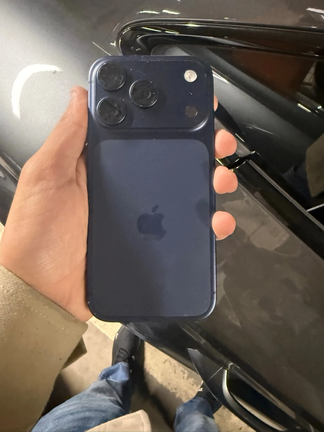 Blå iPhone med trippelkamera 17pro - 1