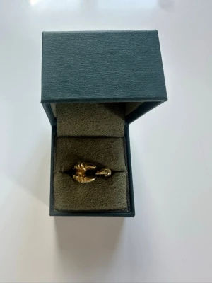 Maria Nilsdotter Claw ring  - Säljer en Claw ring gulpläterat silver storlek 17. Ringen har normalt slitage efter användning. Pläteringen är fortfarande fin då den knappt använts efter att den ompläterats hos Maria nilsdotters smed. Box ingår.