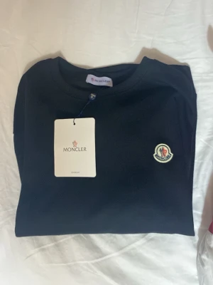 Svart Moncler  med logga - Helt ny 