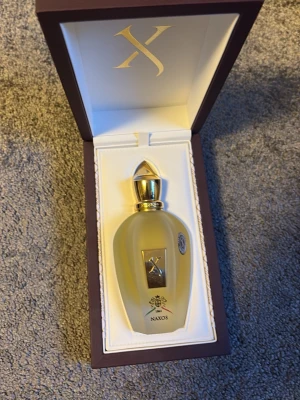 Xerjoff Naxos parfym 100ml - Exklusiv parfym från Xerjoff, modellen Naxos. Flaskan är frostad och har gulddetaljer samt en elegant guldfärgad kork. Kommer i en snygg, mörklila presentbox med vit insida och guldfärgad logga. Perfekt för dig som gillar lyxiga dofter och snygg design. Använd ett fåtal gånger då jag skulle säga att 95% av flaskan är fylld fortfarande. Kom jättegärna med frågor. Kvitto och allt finns inge fuffens 