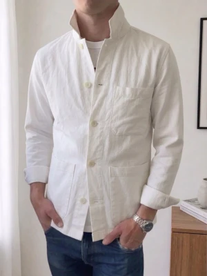 Vit overshirt - Vit overshirt i strl S men sitter som en M. Bra skick och hör gärna av er vid frågor elr funderingar!!