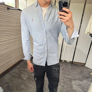 Ralph lauren skjorta - Mycket fint skick, inga defekter. Nypris ca 1000kr. Passar dig som är 170-180cm ungefär. Modellen är 185 cm, 75 kg. Skriv för mer information!🤝