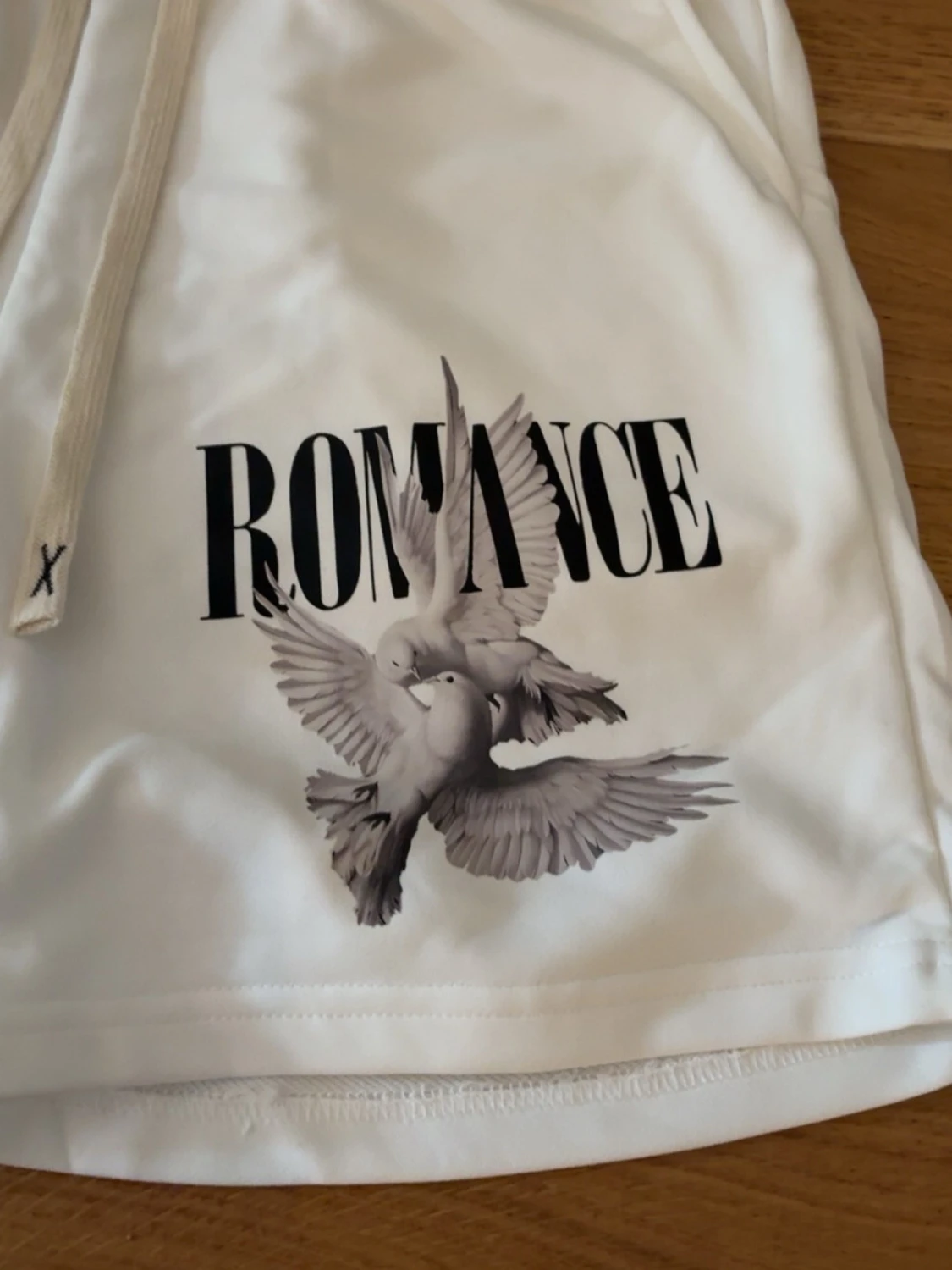 Vita ROMANCE shorts med duvmotiv🤍 - 2