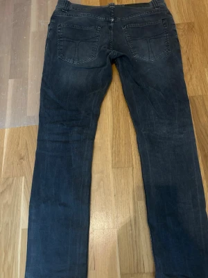Mörk grå slim fit jeans med ljus fade - Säljer ett par mörkblå slim fit jeans med klassisk femficksdesign och knappgylf. Jeansen har dsnygga fades och raka ben. Perfekta för dig som gillar en enkel och stilren look. Kom med frågor och pris diskuterande!