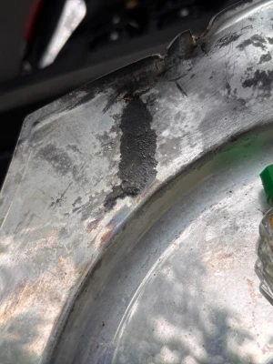 Metallbricka med kant och buckla silver 925 - Säljer en rund metallbricka i silverfärg med upphöjd kant. Brickan har en tydlig buckla och en lagad yta. 640 g renhet 09:25