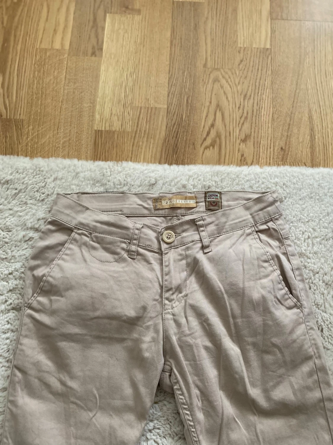 Beige chinos från BENZIN - 2