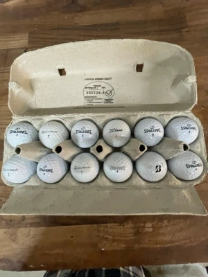 Blandade golfbollar i äggkartong - Säljer ett gäng vita golfbollar från olika märken som Spalding, TaylorMade, Titleist och Bridgestone. Bollarna levereras i äggkartonger, perfekt för dig som vill fylla på golfväskan med extra bollar. Alla bollar är vita och har klassisk golfbollstruktur. Vissa kan ha repor eller färger men dom är helt spelbara enligt mig