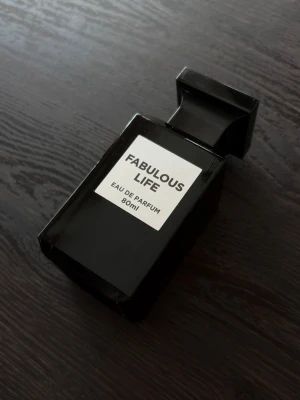 Fragrance World - Fabulous Life Eau de Parfum 80ml - Unisex doft med söta, kryddiga och lädernoter. Så gott som oanvänd och i princip nyskick. OBS! Alla mina parfymer förvaras i ett svalt rum borta från solljus!