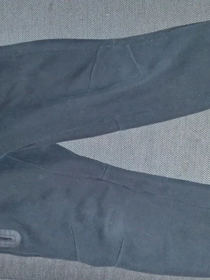 Nike tech black joggers  - Använda ett få tal gånger väldigt sparsamt använda inga skador på byxorna.