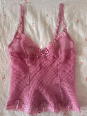 Rosa mesh body med spetsdetaljer - Superfin rosa topp köpt på vinted men personligen aldrig använd. Uppskattad storlek, vet inte varumärket. Transparent