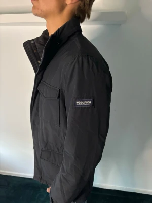 Woolrich Jacka - Fet Woolrich jacka, modellen är 187 cm lång och väger 70 Kg!🤩