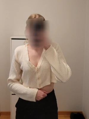 Vit cropped kofta från H&M - Lite nopprig, men ändå okej.