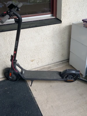 Elscooter  - ✅ Toppfart upp till 25 km/h ✅ Fullt fungerande ✅ Laddare medföljer ✅ Vikbar och enkel att förvara Endast en mindre skada på lampan (se näst sista bilden), annars fungerar allt som det ska. Finns att hämta i Stocholm