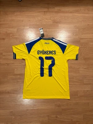 Sverige VM-Tröja ”Gyökeres #17” - Sveriges VM Hemmaställ med GYÖKERES #17 på ryggen, storlek M och perfekt nu inför sommarens Fotbolls-VM  Hör gärna av er vid frågor eller bud 🤝🇸🇪