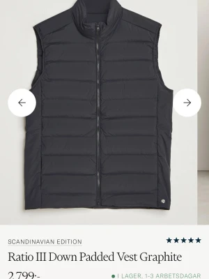 Svart dunväst från Scandinavian Edition - Säljer denna väst i ny skick endast testad, kom me bud, fler bilder vid seriöst intresse 