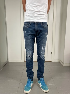 Replay Anbass Jeans - Säljer nu dessa Replay Anbass Jeans, W32 o L32 med mått ca 38 o 106 cm. skriv för fler bilder/frågor🙌🏼