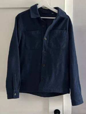 Mörkblå overshirt från Donce De La Sense - Hej! Säljer nu min overshirt från Donce De La Sense till ett bra pris. Overshirten är i ett riktigt suveränt skick och passar till alla årstider. Skick 9,5/10. Overshirten är absolut använd men finns inga defekter eller liknande. Hör av er vid intresse eller fler frågor/bilder! :) 