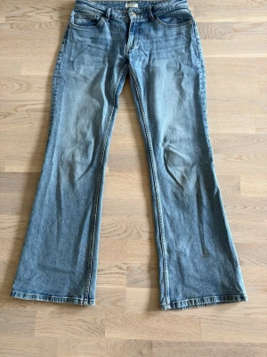 Blå bootcut jeans med låg midja  - Ett par klassiska blå bootcut jeans med låg midja. 