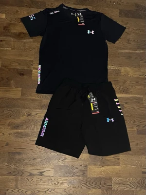 Under armour set svart  - Under armour short set svart i storlek M 