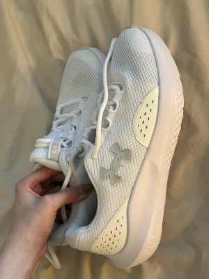 Vita Under Armour sneakers  - Snygga vita sneakers från Under Armour. Perfekta för dig som gillar sportig stil. Storlek 40.5 har använt vid ett tillfälle inne på ett gym 💗