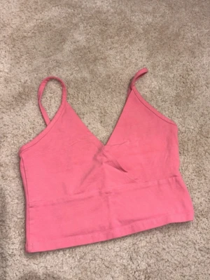 Crop Top - Rosa topp från shein! Jag har klippt bort lapparna på storlek osv, men det är storlek 34!☺️  Använd fåtal gånger!