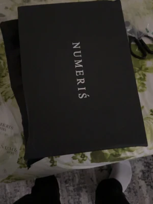 Numeris svartvita sneakers - Snygga sneakers från Numeris i vitt med svart mönster. Skorna har klassisk snörning och en chunky sula. Vid snabbköp kan pris diskuteras men annars vill jag att alla ger rimliga priser,tack. Bilderna är tagna för en vecka sedan o har hunnit ha på mig de så för bilder hur de ser ut i nuläge kan ni skriva . 