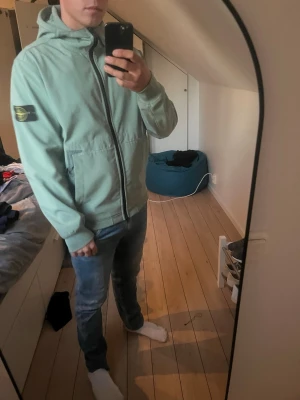 Ljusgrön vindjacka från Stone Island - Säljer en ljusgrön vind jacka som har lite små slitage men inget man tänker på i de stora hela! Jackan är väldigt snygg och still ren! 