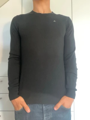 Svart tröja från J.Lindeberg - Svart tröja från J.Lindberg i Merinoull och akryl. Strl S. Inga defekter. Modellen är 178 cm och väger 77 kg. Hör gärna av dig vid frågor!
