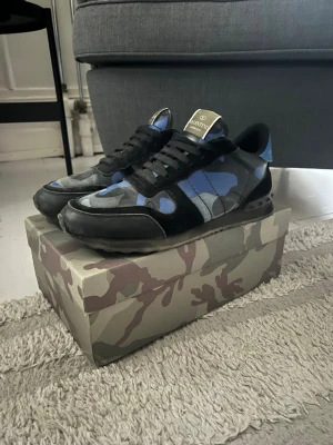 Valentino rockrunner  - Clean rockrunners i storlek 42. Box osv följs med. Riktigt fet färg. 