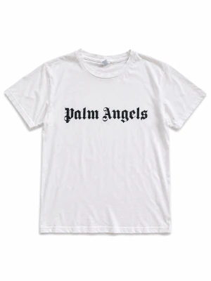Vit Palm Angels t-shirt med tryck - Snygg vit t-shirt från Palm Angels med klassiskt svart logotyp-tryck på bröstet. T-shirten har rund hals och korta ärmar, perfekt för en clean och trendig look. Tillverkad i mjuk bomull för skön komfort.