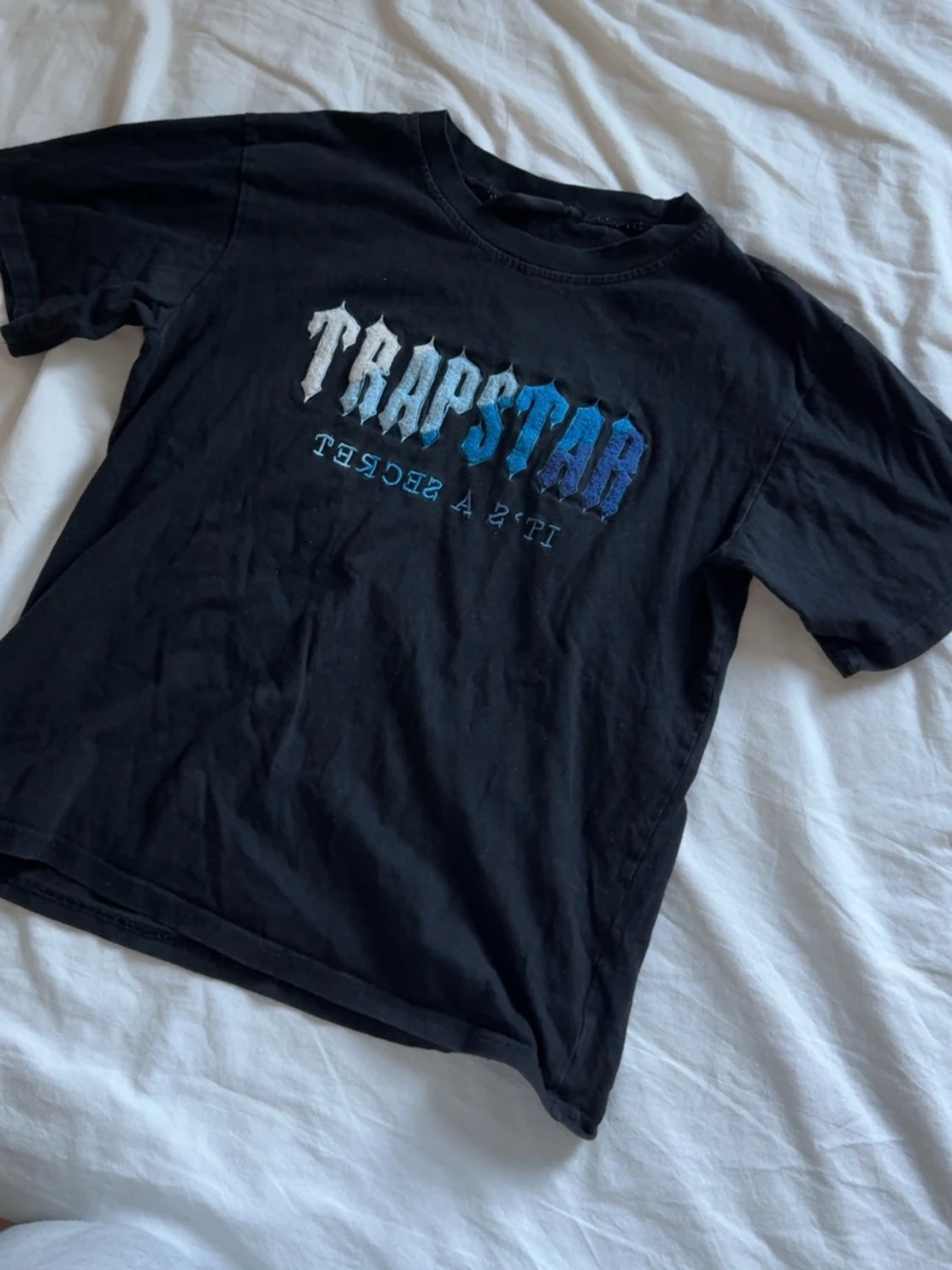 Svart Trapstar t-shirt med blå text