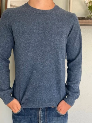 Oscar Jacobson – Långärmad Piké | Strl S - OSCAR JACOBSON LÅNGÄRMAD PIKÉ  Storlek: S Passform: Normal Material: 100% bomull  Modellen på bilden är 175cm och väger 65 kg.  Skick: Mycket bra skick utan defekter. Nypris: ca 900 SEK