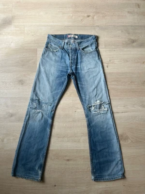 Blåa Levis 512 Bootcut Jeans Storlek W31 L34  - Mycket fina Levis 512 Bootcut Jeans i blå färg. | Jeansen är i mycket bra skick och sparsamt använda. |  Äkta som allt annat jag säljer! ✅ |  Storlek: W31 L34 | Skick: Mycket Bra Skick - Har lite små slitningar och lagningar (SE BILDER) | Färg: Blå | Märke: Levis | Modell: Jeans |   Hör gärna av dig vid frågor så svarar jag så fort jag kan! 😁 |  